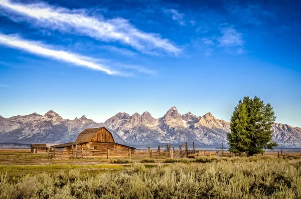 Grand teton mountain range ve terk edilmiş ahıra doğal görünümü — Stok fotoğraf