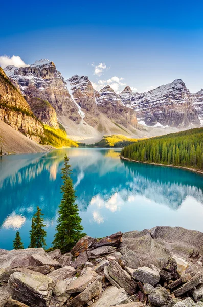Landschaft Blick auf den Moränensee in den kanadischen felsigen Bergen lizenzfreie Stockbilder