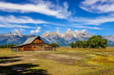 grand teton doğal görünümü ile eski ahşap çiftlik