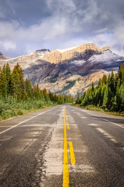 Landschaft Ansicht der Straße auf Eisfeldern Parkway in kanadischen Felsen — Stockfoto