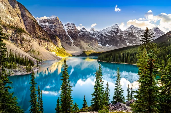 Landscape sunset view of Morain lake and mountain range — Stock Photo, Image