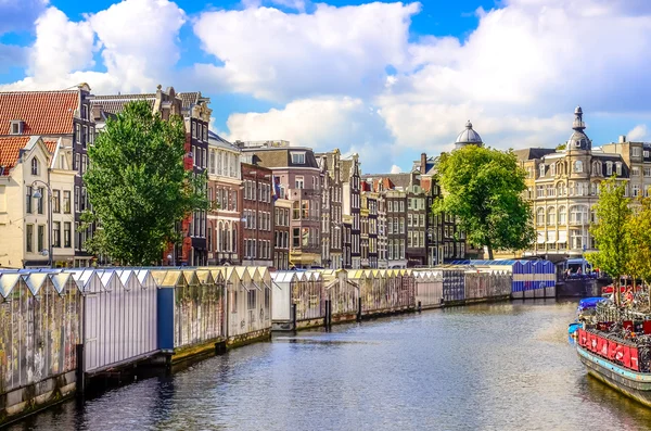 Vista panorámica del canal en Amsterdam en el mercado de flores — Foto de Stock