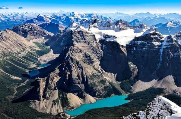 Widok gór ze świątyni mt z jezioro moraine, banff — Zdjęcie stockowe