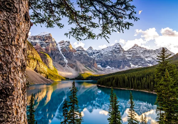 Paesaggio vista lago Morain e catena montuosa, Alberta, Canad — Foto Stock
