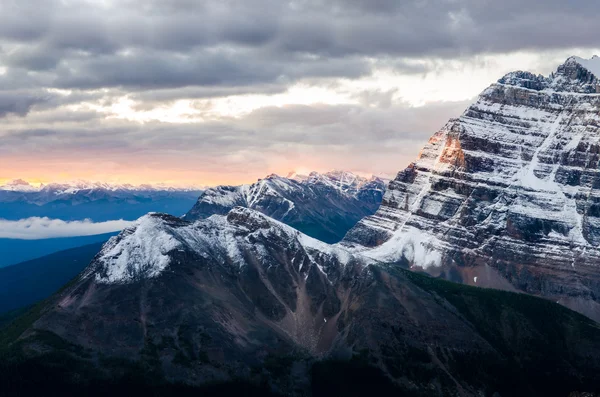 Mountain range view at colorful sunrise, Banff, Canada — Stock Photo, Image