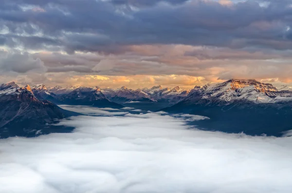 Paisaje vista de la cordillera al amanecer, Canadá — Foto de Stock