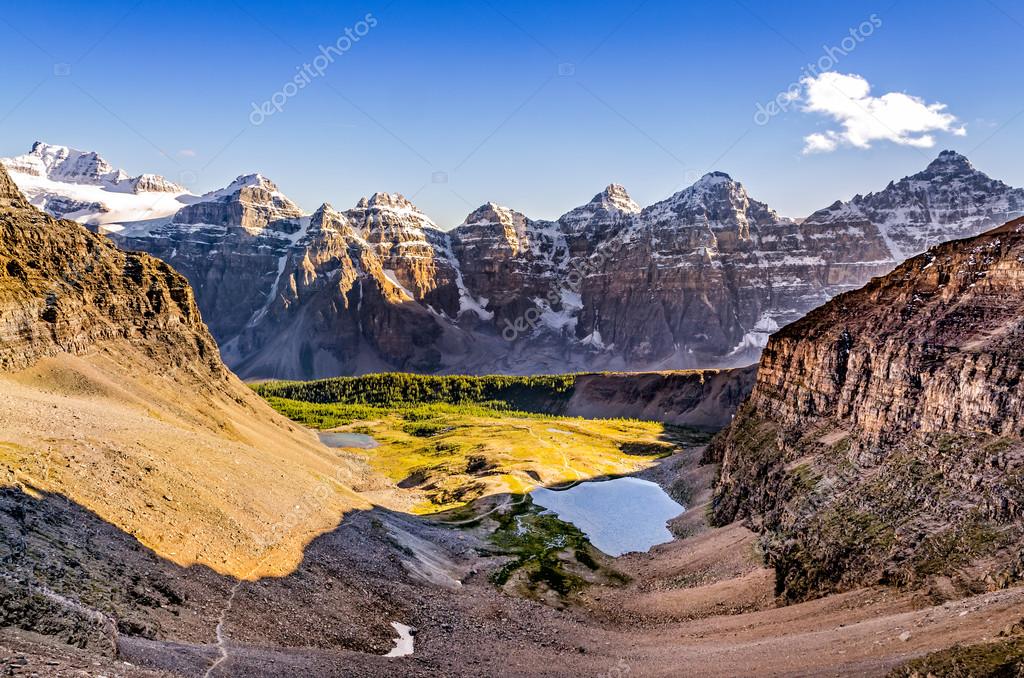 Mountain range view from Sentinel pass, Rocky mountains, Canada — Stock