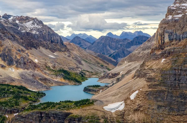 Panorama selvaggio catena montuosa e vista lago, Alberta, Canada — Foto Stock