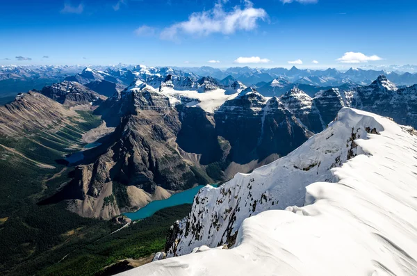 Góry zakres widok z Mt świątyni z Moraine lake, Kanada — Zdjęcie stockowe