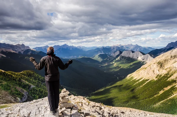 Ember élvezi a kilátást Jasper Np-hegység — Stock Fotó