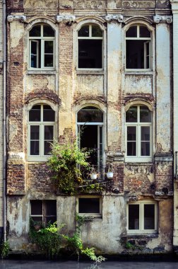 Vintage windows, Belçika ile eski yıpranmış duvar