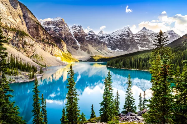 Vue panoramique du lac Moraine et de sa chaîne de montagnes, Alberta, Canada — Photo