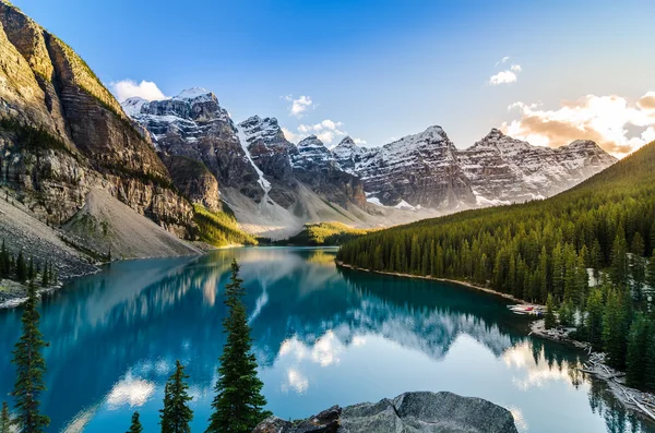 Scenic view of Moraine lake and mountain range at sunset — Stock Photo, Image