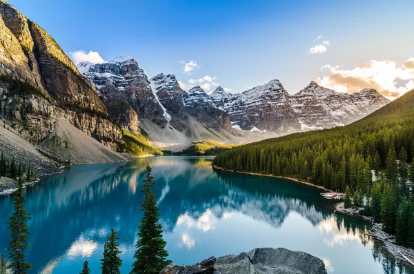 Vista panorâmica do lago Moraine e cordilheira ao pôr do sol — Fotografia de Stock