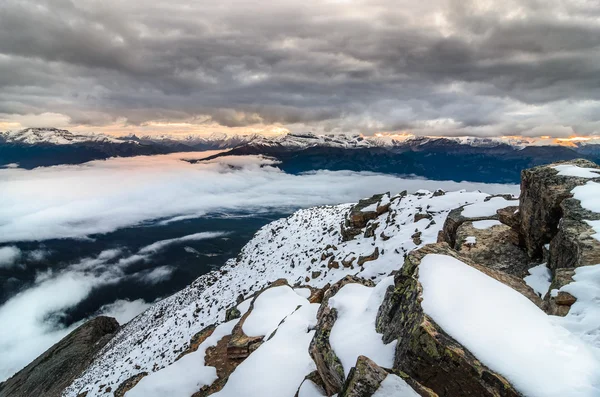 Vista catena montuosa con sole che sorge, Banff, Montagne rocciose, Can — Foto Stock