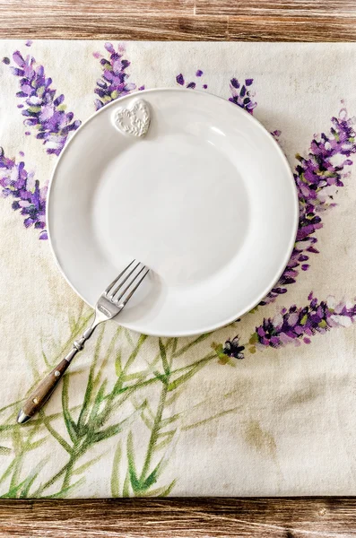 Placa y tenedor en mesa de comedor de madera vintage —  Fotos de Stock