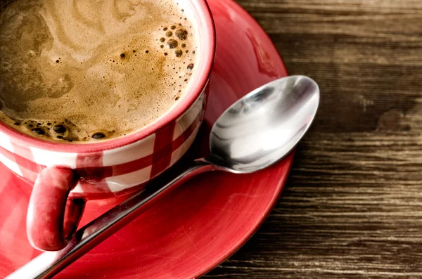 Detail des Kaffees in roter Tasse auf Holztisch — Stockfoto