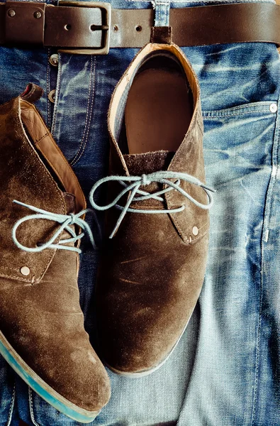 Detalj av denim jeans och läderskor — Stockfoto