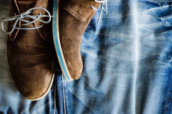 Detail vinobraní kožené boty na denim tkanina — Stock fotografie