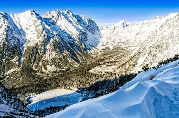 Paysage panoramique vue sur les montagnes d'hiver, lac et chalet, Slo — Photo