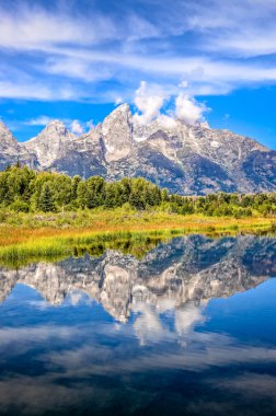 Su yansıması, ABD ile Grand Teton Dağları'nın doğal görünümü