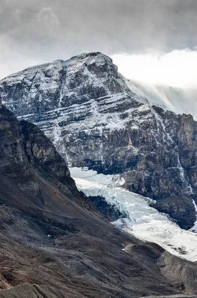 Malowniczy widok Columbia lodowiec i górski szczyt, Jasper Np — Zdjęcie stockowe