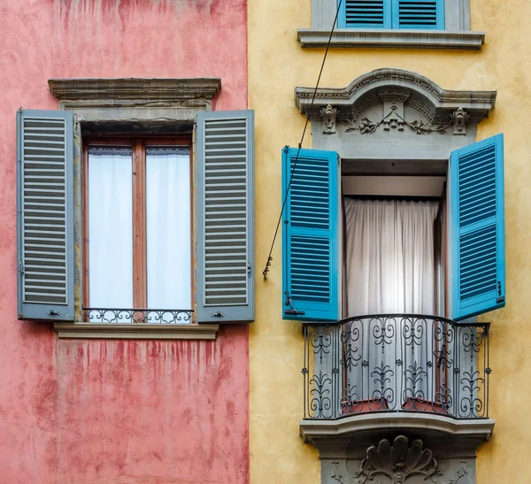 Włoski dom z kolorowe ściany, okna i balkon — Zdjęcie stockowe
