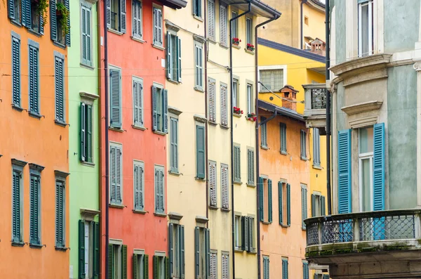 Italský domy s barevnými stěnami a okny v Bergamo — Stock fotografie