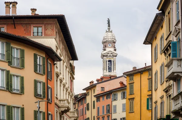 Gatuvy med färgglada hus i Bergamo, Lombardiet — Stockfoto