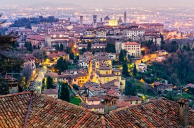 Doğal görünümünü Bergamo eski kasaba cityscape gün batımında, İtalya
