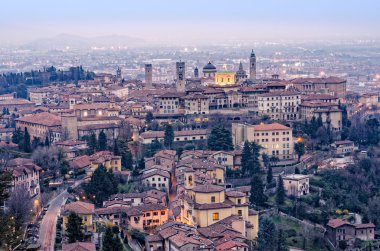 Bergamo eski kasaba cityscape oluşu günbatımı, İtalya, AB doğal görünümü