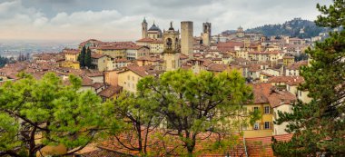 Panoramik cityscape görünümü Bergamo eski şehir, İtalya