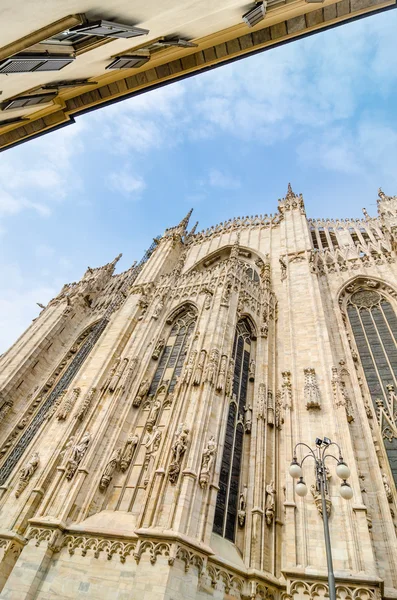 Vista vertical de la catedral del Duomo en Milano, Italia — Foto de Stock