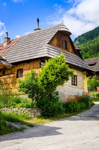 Casa de folclore tradicional en el antiguo pueblo Vlkolinec, Eslovaquia —  Fotos de Stock