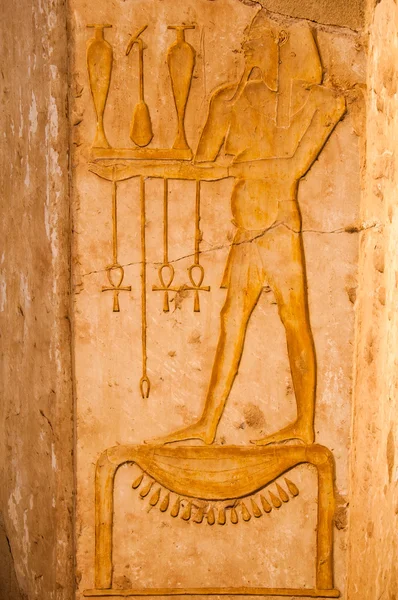 Alte Hieroglyphen in Stein gemeißelt, Königin hatshepsut Tempel, zB — Stockfoto