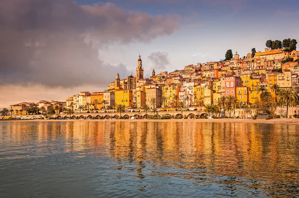 Stadsbilden syn på färgglada byn Menton, Côte d'Azur, Frankrike — Stockfoto