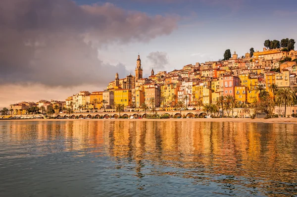 Vistas de la ciudad de colorido pueblo Menton, Costa Azul, Francia — Foto de Stock