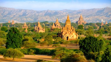 Sunrise manzaralı Bagan, Myanma güzel eski tapınaklar