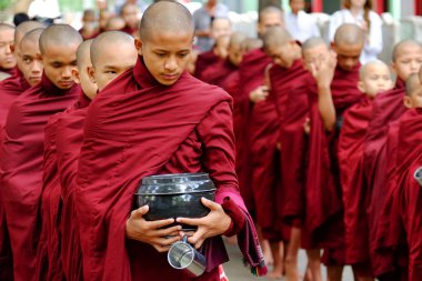 Amarapura, Myanmar - 28 Haziran 2015: Budist rahipler sıra lun için