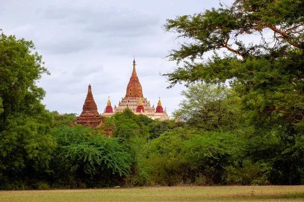Landscape view of ancient Ananda temple in Old Bagan, Myanmar — Stock Photo, Image