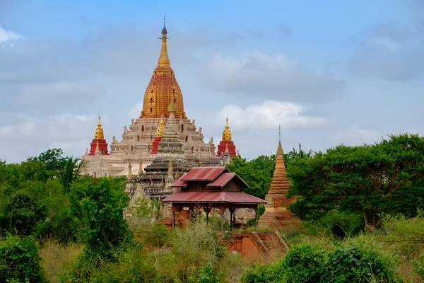 古いバガンの周辺、ミャンマーでアーナンダ寺院の風光明媚なビュー — ストック写真