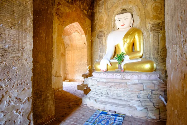 Staty av sitter gyllene Buddha i antika tempel, Bagan, Myanma — Stockfoto