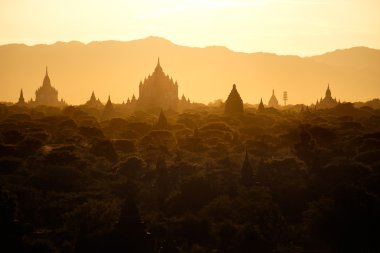 Güzel manzaralı Bagan, Myanmar, antik tapınak ile