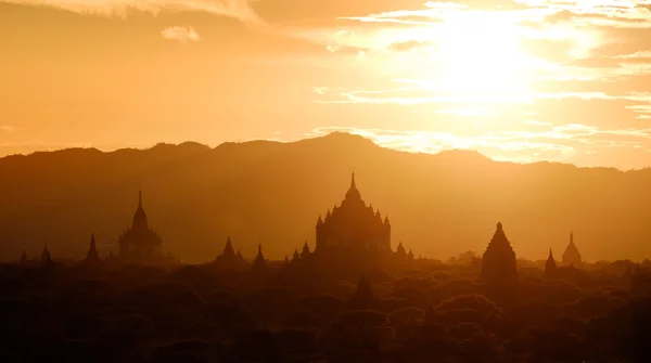 Vista panorâmica da paisagem do pôr-do-sol dourado em Bagan, Mianmar — Fotografia de Stock