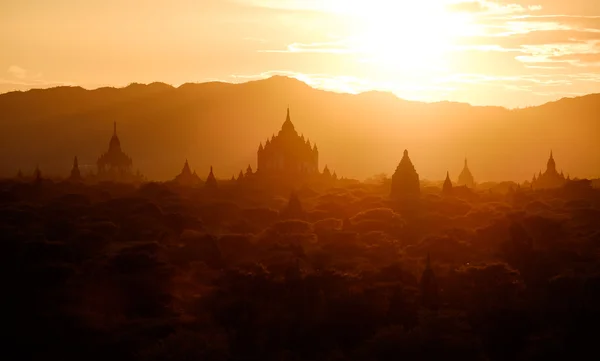 Coucher de soleil panoramique sur les anciennes silhouettes des temples de Bagan — Photo