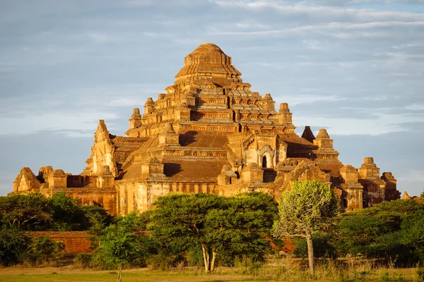 Coucher de soleil panoramique sur l'ancien temple Dhammayangyi à Bagan — Photo