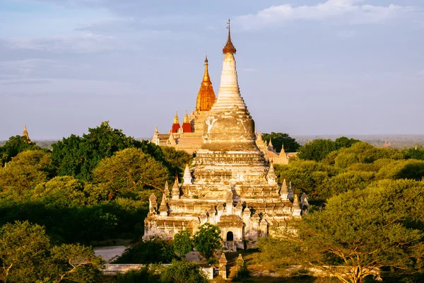 Podrobné zobrazení krajiny pagod a chrámy v Bagan — Stock fotografie