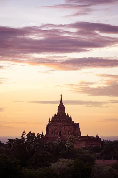 Coucher de soleil vue panoramique sur l'ancien temple de Bagan — Photo