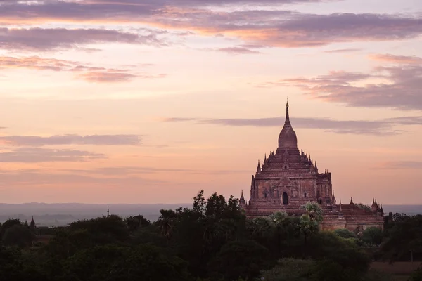 Coucher de soleil pittoresque et coloré de l'ancien temple de Bagan — Photo