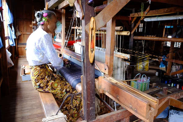Ywama, myanmar - 4. Juli 2015: Frau arbeitet an Vintage-Webtechnik — Stockfoto